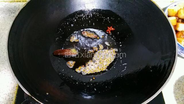 然后又将熬出的油倒进锅内，放入花椒，桂皮，八角小火慢熬，略变色捞出