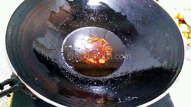待变色泛红起泡