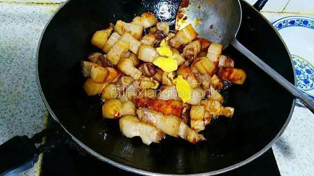 倒入肉和姜翻炒上色，加生抽，老抽，料酒炒匀