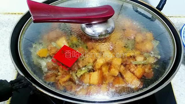 加盖再烧至豆熟入味，放入盐
