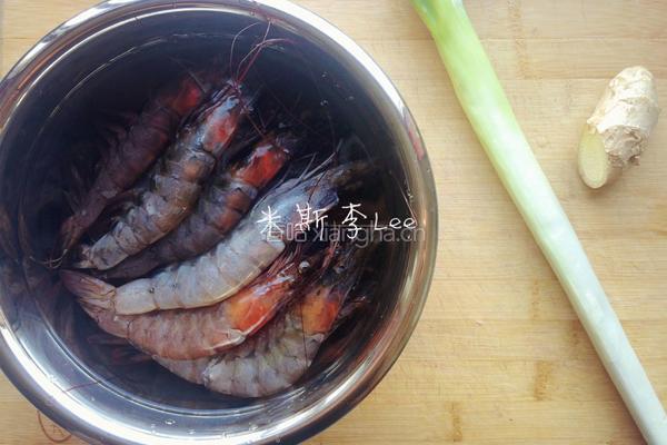 白灼青虾的做法图解1