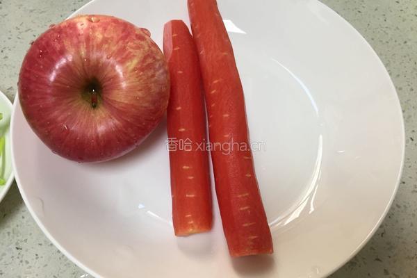 苹果萝卜芹菜汁的做法图解2