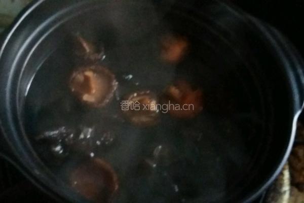 猪肉香菇饺子的做法图解2