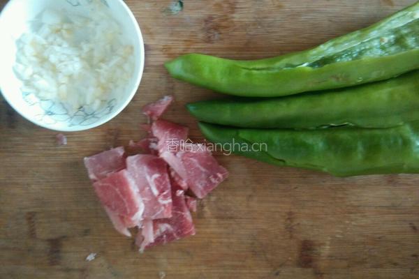 尖椒炒肉的做法图解1