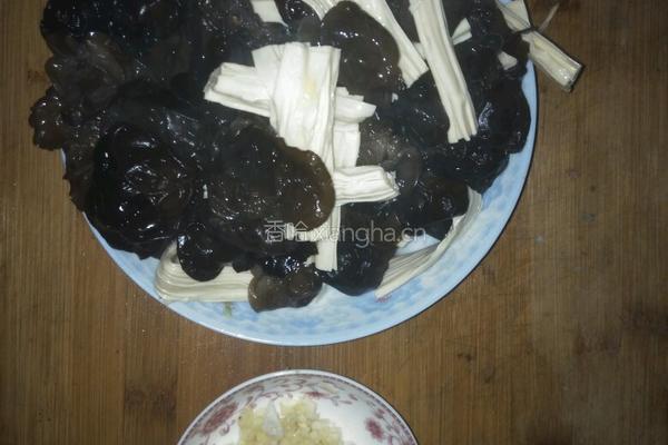 蒜炒腐竹木耳的做法图解1