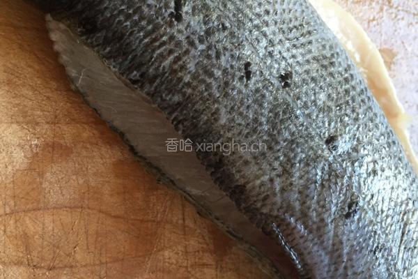 清蒸鲈鱼的做法图解2