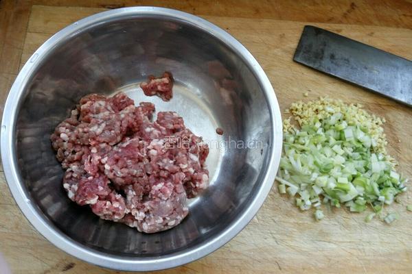 羊肉胡萝卜饺子的做法图解1