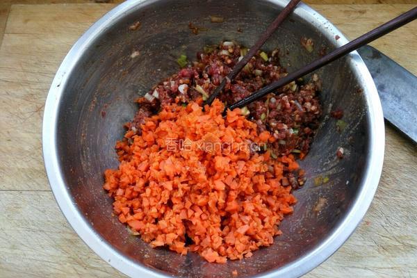 羊肉胡萝卜饺子的做法图解3