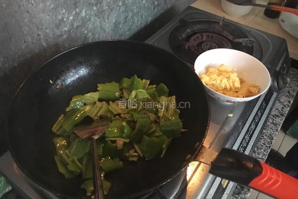 尖椒炒蛋的做法图解3