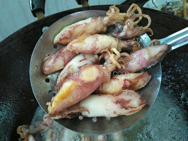 关火，捞出鱿鱼仔，控油，晾凉。