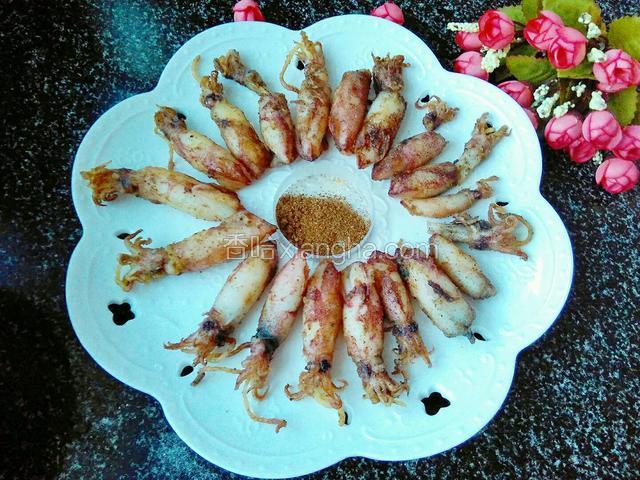 酥炸鱿鱼仔，酥香可口，慢慢享用。