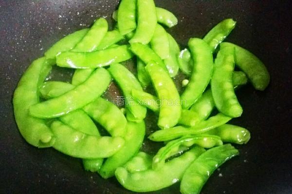 鱼饼炒荷兰豆的做法图解3