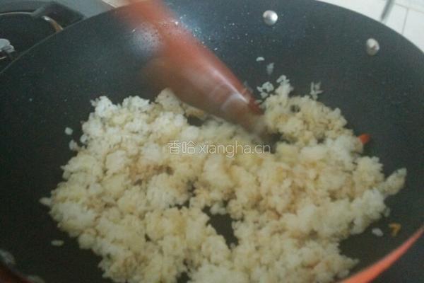 虾子和萝卜辣椒腌菜炒饭的做法图解6