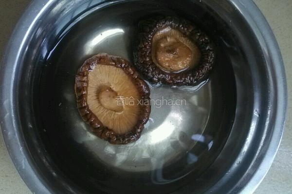 双菇炒肉的做法图解2