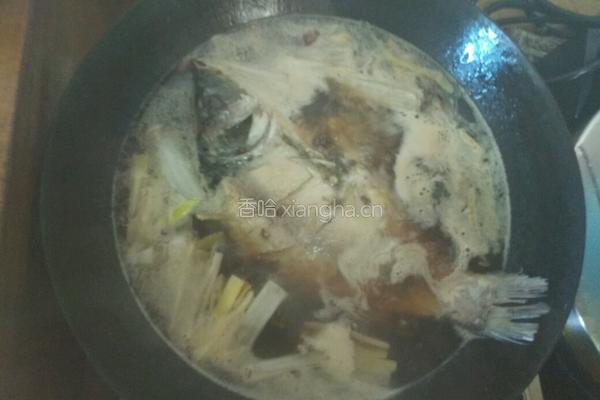 家常菜炖鲤鱼的做法图解3