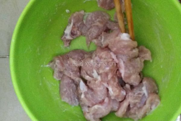 油焖土豆炒肉片的做法图解2