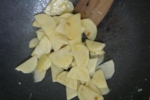 油焖土豆炒肉片的做法图解3
