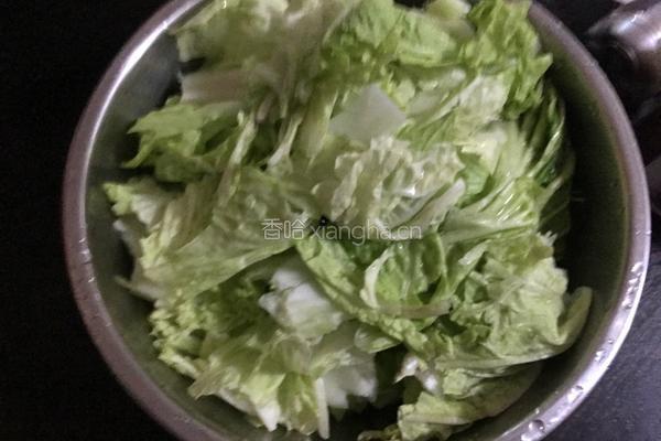 白菜炖酥肉的做法图解2