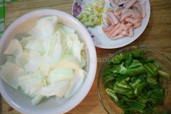 青椒洋葱五花肉的做法图解1