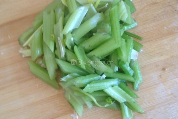 西芹炒腐竹的做法图解1