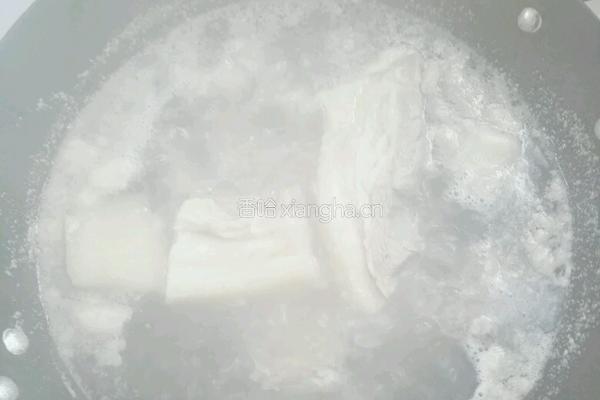 回锅肉烧土豆片的做法图解1