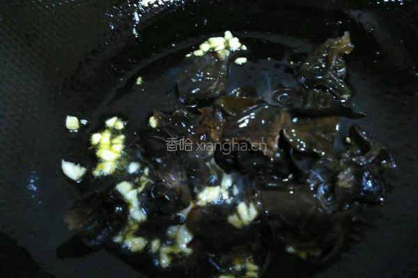 西兰花炒木耳的做法图解4