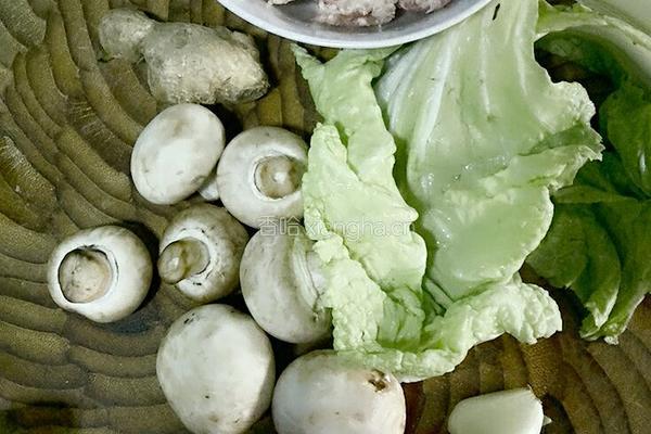 平菇丸子汤的做法图解1
