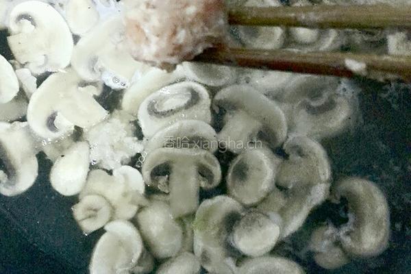 平菇丸子汤的做法图解5