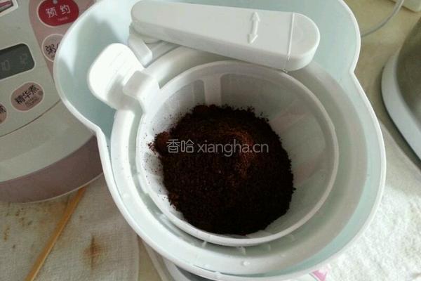 牛奶咖啡的做法图解1