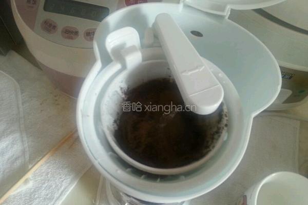 牛奶咖啡的做法图解2