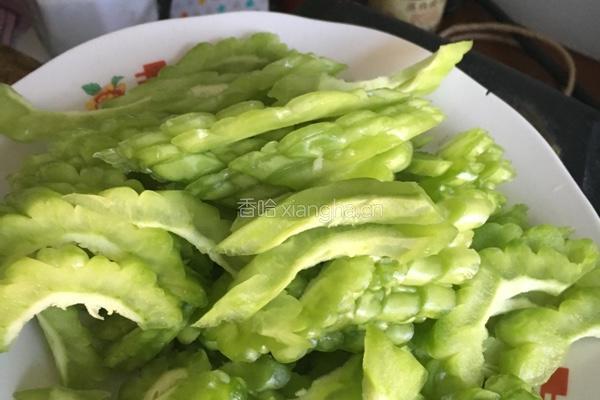 苦瓜炒蛋的做法图解1