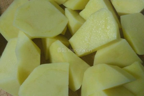 五花肉炖土豆的做法图解2