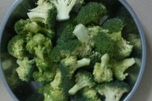  西兰花炒肉片的做法图解1