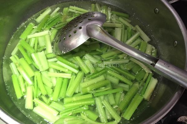 鸡丝芹菜的做法图解2