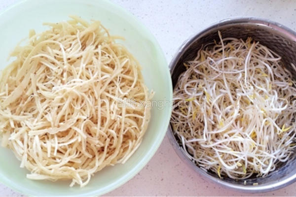 豆芽炒闷饼的做法图解1