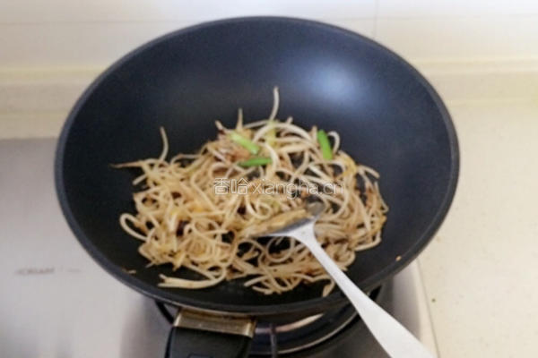 豆芽炒闷饼的做法图解4
