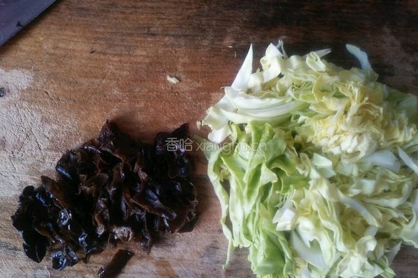 卷心菜木耳炒肉片的做法图解2
