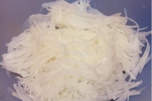 金枪鱼萝卜丝沙拉的做法图解1