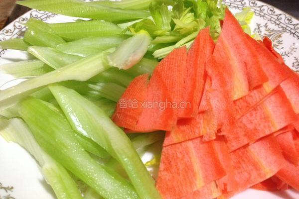 凉拌芹菜的做法图解1