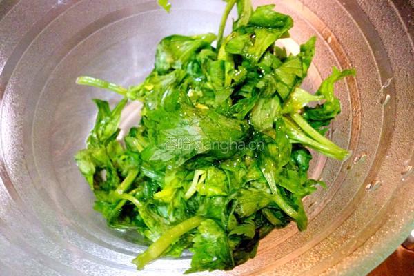 凉拌芹菜叶的做法图解2
