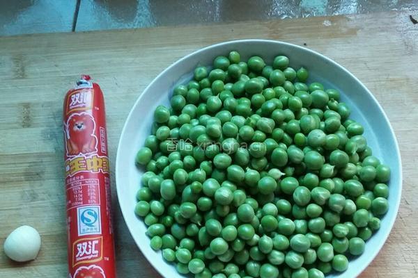 豌豆火腿肠的做法图解1