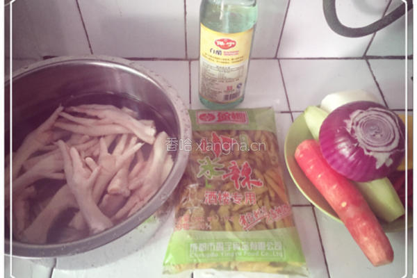 泡椒凤爪的做法图解1