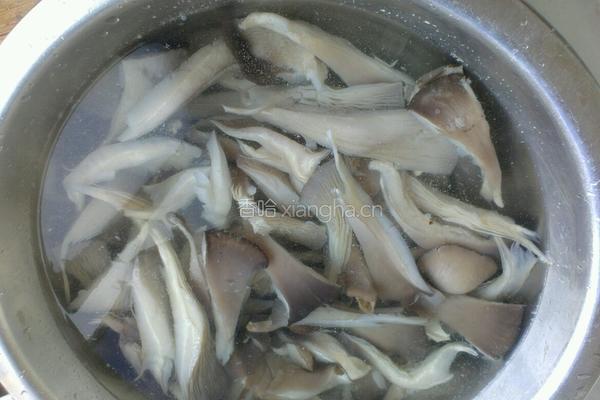 酥炸椒盐蘑菇的做法图解1