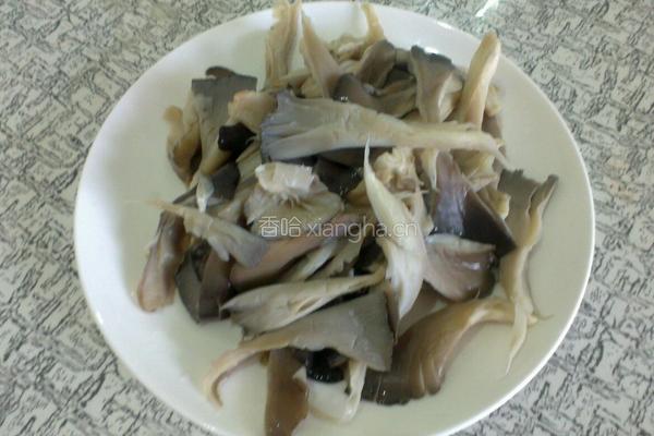 酥炸椒盐蘑菇的做法图解2