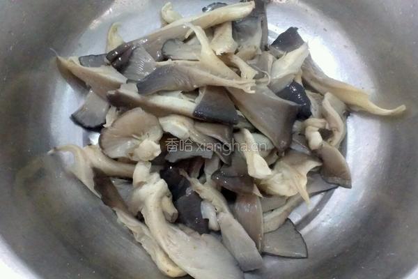 酥炸椒盐蘑菇的做法图解3