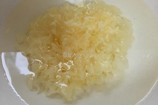 红枣银耳汤的做法图解1