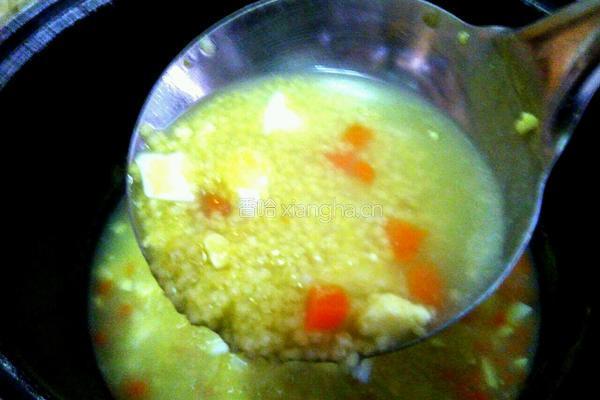 鸡蛋胡萝卜小米粥(明目粥)的做法图解5