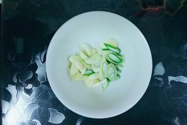 木须西芹木耳的做法图解2