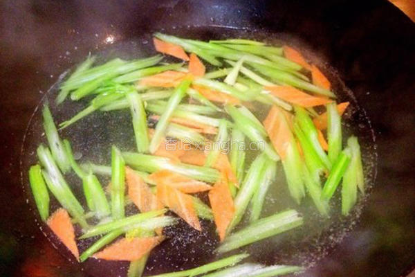凉拌腐竹芹菜的做法图解2