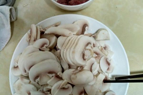口蘑炒肉的做法图解1